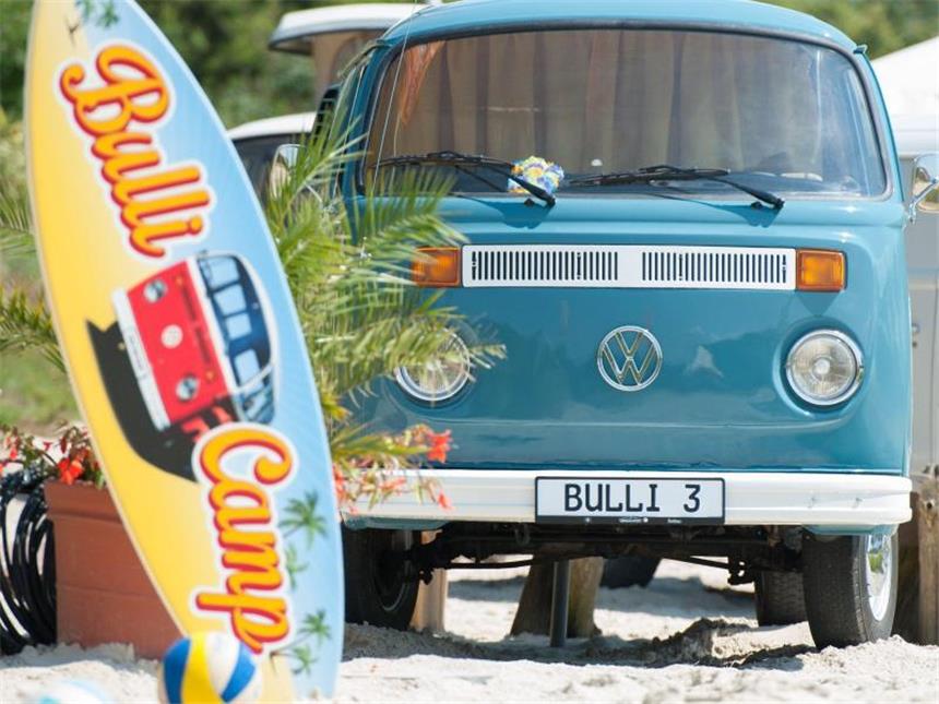 #Vanlife: Aussteiger im VW-Bus posten auf Instagram Im Heide Park Soltau kann man im Bulli Camp übernachten. Foto: Philipp Schulze/dpa