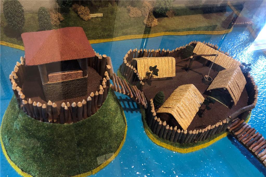 Spielplatz mit 1000-jähriger Geschichte übergeben Im Heimathaus ist in der neuen Ausstellung ein Modell einer Turmhügelburg zu sehen.