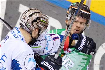 Im Heimspiel der Iserlohn Roosters gegen Wolfsburg kochten am Donnerstagabend die Emotionen hoch. Das Foto zeigt den Iserlohner Travis Evanyk (li.) eine Woche vorher in Bietigheim bei einer Auseinandersetzung mit einem Gegenspieler.