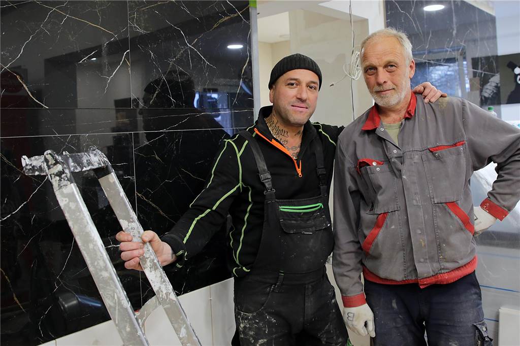 Weseler Straße: Aus Pick-Up-Kiosk wird „Imbiss International“ Zwei Handwerker stehen an einer Leiter.