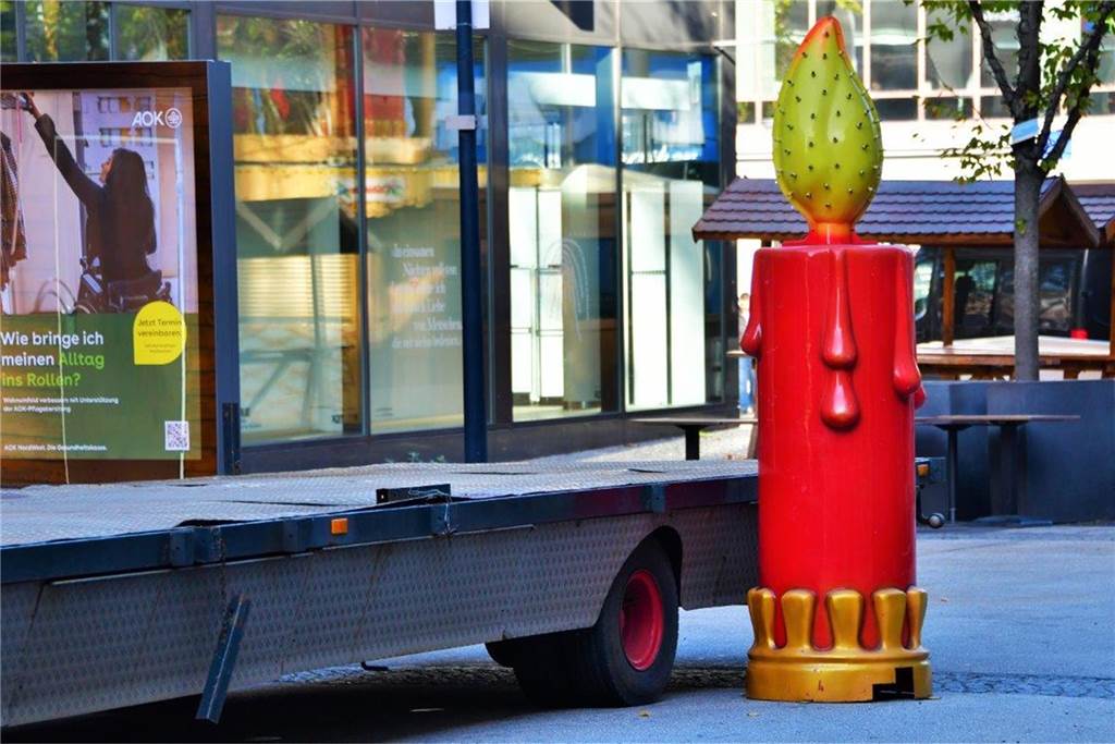 Im Herbst stellt sich in Dortmund immer das Thema Weihnachtsbaum. Hier werden gerade die Haushaltskerzen für den vermeintlich größten Baum der Welt geliefert.