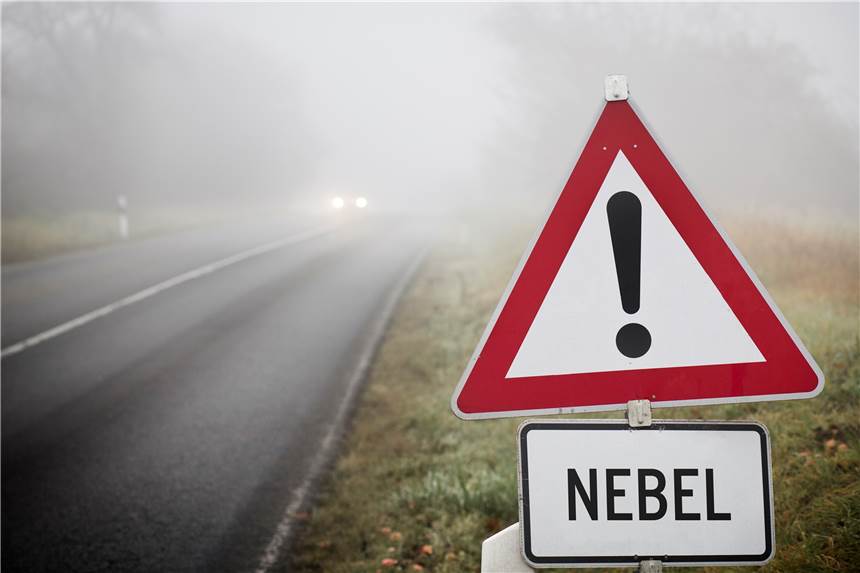 Im Herbst wird es für Autofahrer schnell gefährlich, wenn Nebel die Sicht erschwert.