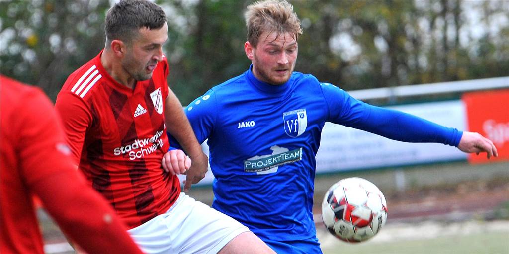 Live: Der große Schwerter Derbykracher zwischen dem VfL und dem ETuS/DJK Im Hinspiel behielt der ETuS/DJK Schwerte, hier mit Milos Bratic (li.), gegen Luca Vöckel und den VfL Schwerte mit 3:0 die Oberhand.