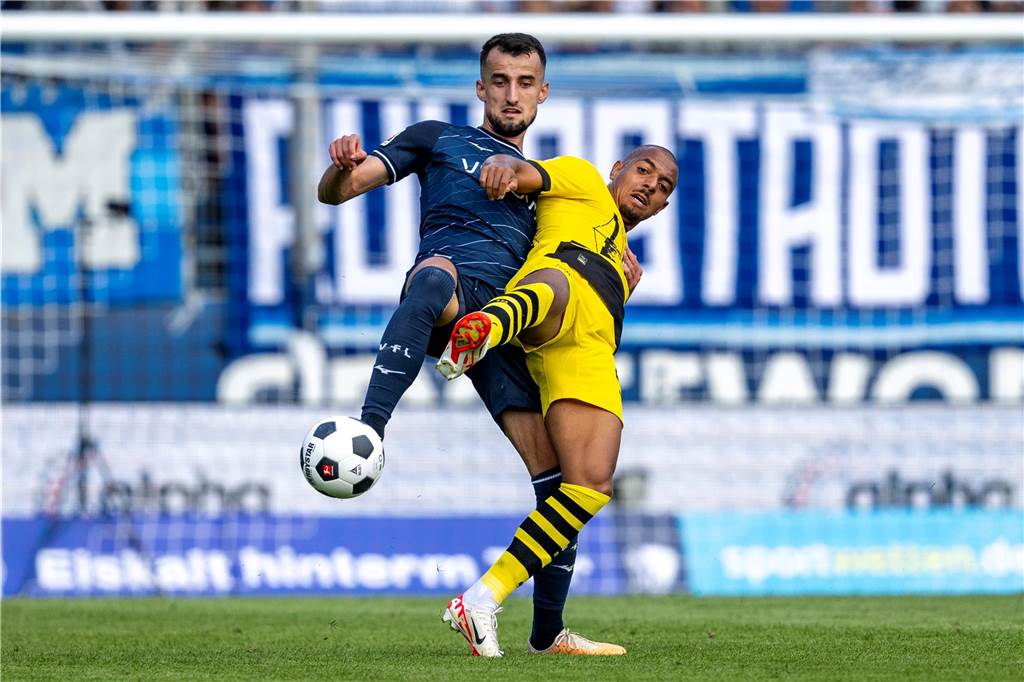 Der BVB empfängt den VfL Bochum: So sehen Sie Revierderby live in TV und Stream Donyell Malen im Zweikampf.