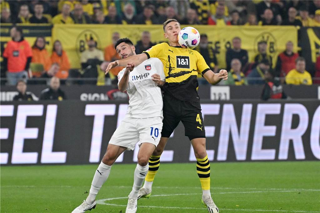 Der BVB ist zu Gast beim 1. FC Heidenheim: So sehen Sie das Freitagsspiel live in TV und Stream Nico Schlotterbeck im Zweikampf.