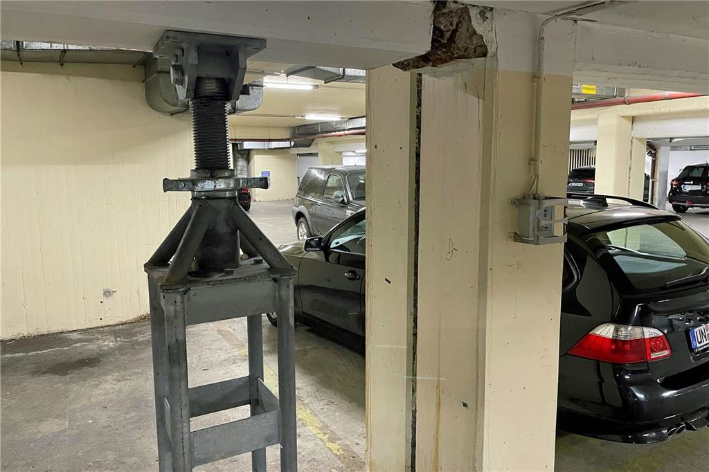 Tiefgarage ist nicht ganz dicht: Erkundungs-Löcher in der Innenstadt Im hinteren Bereich der Tiefgarage ist eine massive Metallstütze aufgestellt worden.