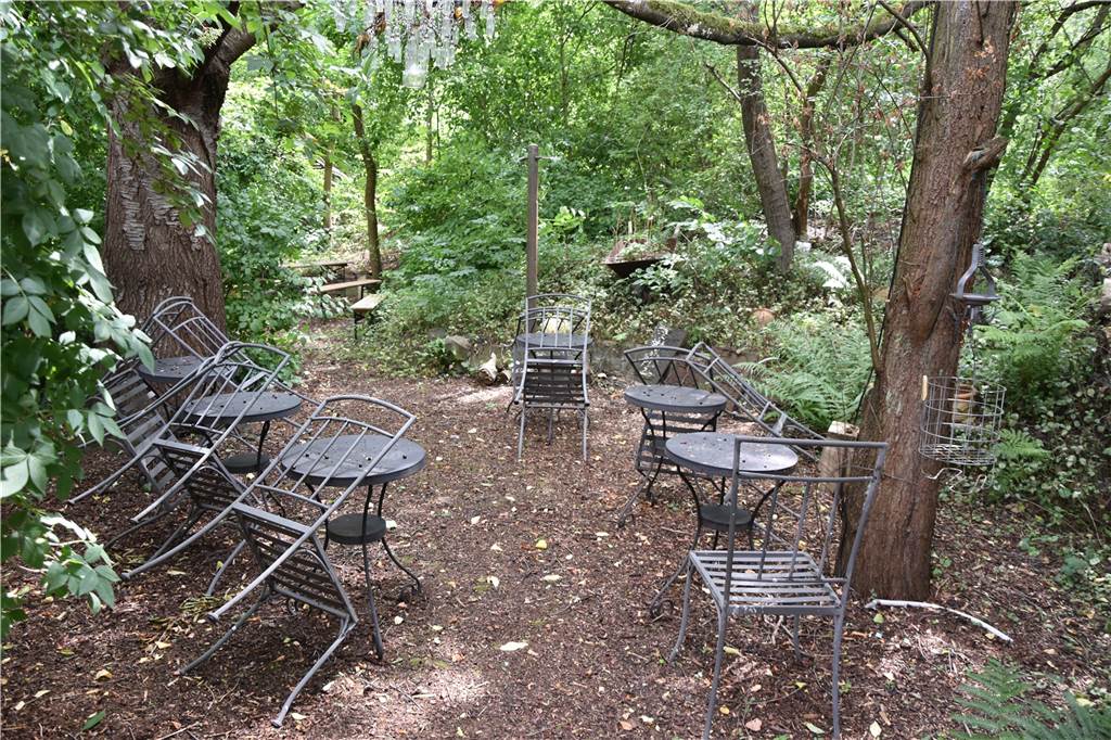 Dortmunder Senioren sind stolz auf 750 Quadratmeter wilden Naturgarten Im hinteren Bereich des Gartens und im Schatten der Bäume befinden viele Sitzgelegenheiten. Dort finden auch öfter Treffen statt.