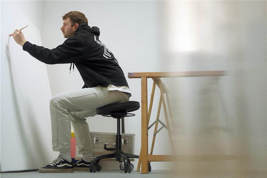 Galerie, Atelier und Kulturtreff: Jan Baumeister eröffnet „Wall“ Im hinteren Raum der Galerie hat Jan Baumeister sein Atelier eingerichtet.