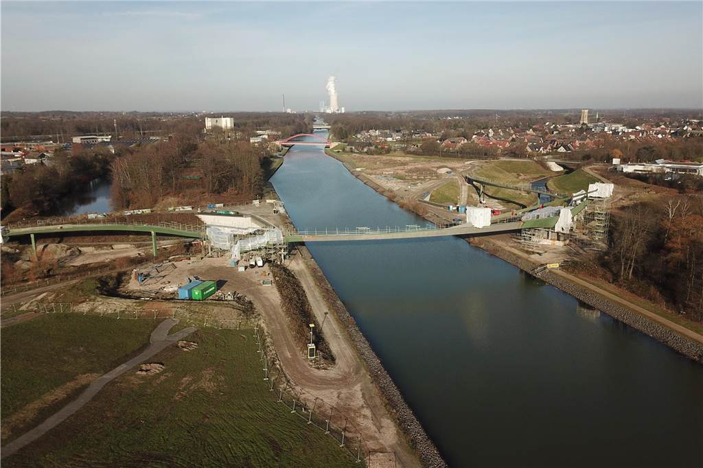 Neun-Millionen-Bau Sprung über die Emscher: Spektakuläre Bilder Im Hintergrund erkennt man die Brücke an der Wartburgstraße und die an der B235 (Henrichenburger Straße) und Deutschlands modernstes Steinkohlekraftwerk Datteln 4.