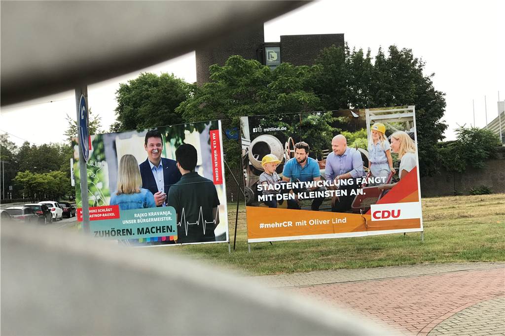 Im Hintergrund ist das Rathaus zu erkennen, links die Straße Europaplatz. Dürfen die „Wesselmänner“, so nennt man die großen Plakate, hier stehen?