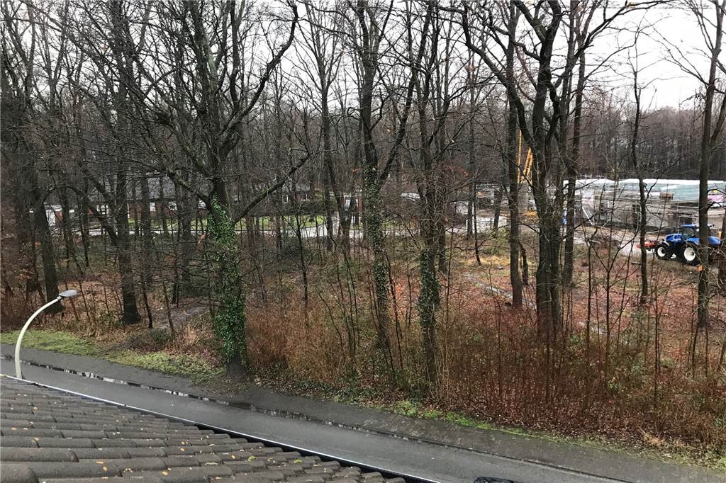 Anwohner bezweifelt Aufwertung der Siedlung durch Kita am Pädagogenweg Selm Im Hintergrund ist der Pädagogenweg zu sehen, über den demnächst die Zufahrt zur neuen Kita erfolgen soll.