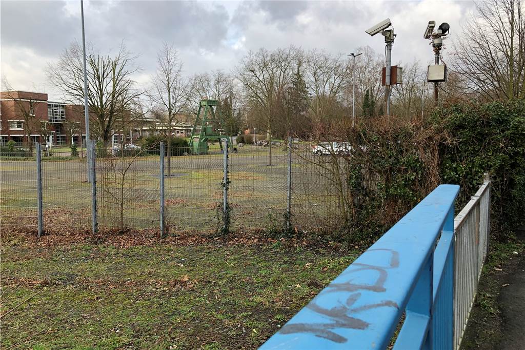 Politik und Anwohner: An der Husener Eichwaldstraße gibt’s ein massives Parkplatzproblem Im Hintergrund ist der Parkplatz zu sehen, den die SPD gerne für die Öffentlichkeit nutzbar machen möchte. Im Vordergrund: das Geländer der Fußgängerbrücke über die Körne.