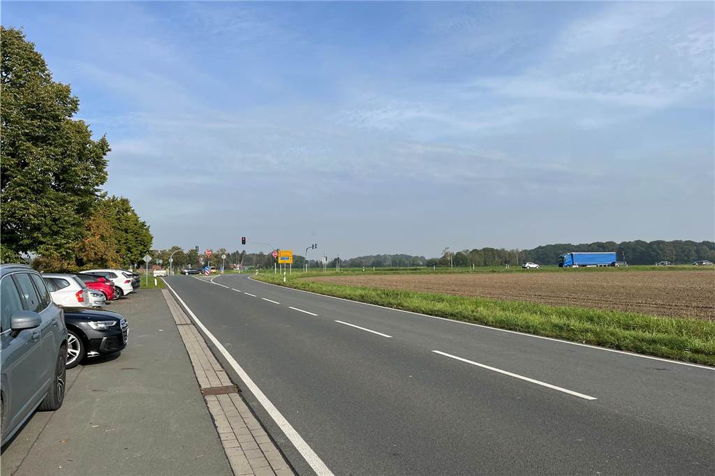 Bauarbeiten auf K2 bei Nordkirchen: Vollsperrung endet etwas früher Im Hintergrund ist die B58 zu sehen, von der regelmäßig Fahrzeuge auf die K2 abbiegen. Auch deshalb wird hier nun ein Radweg gebaut.