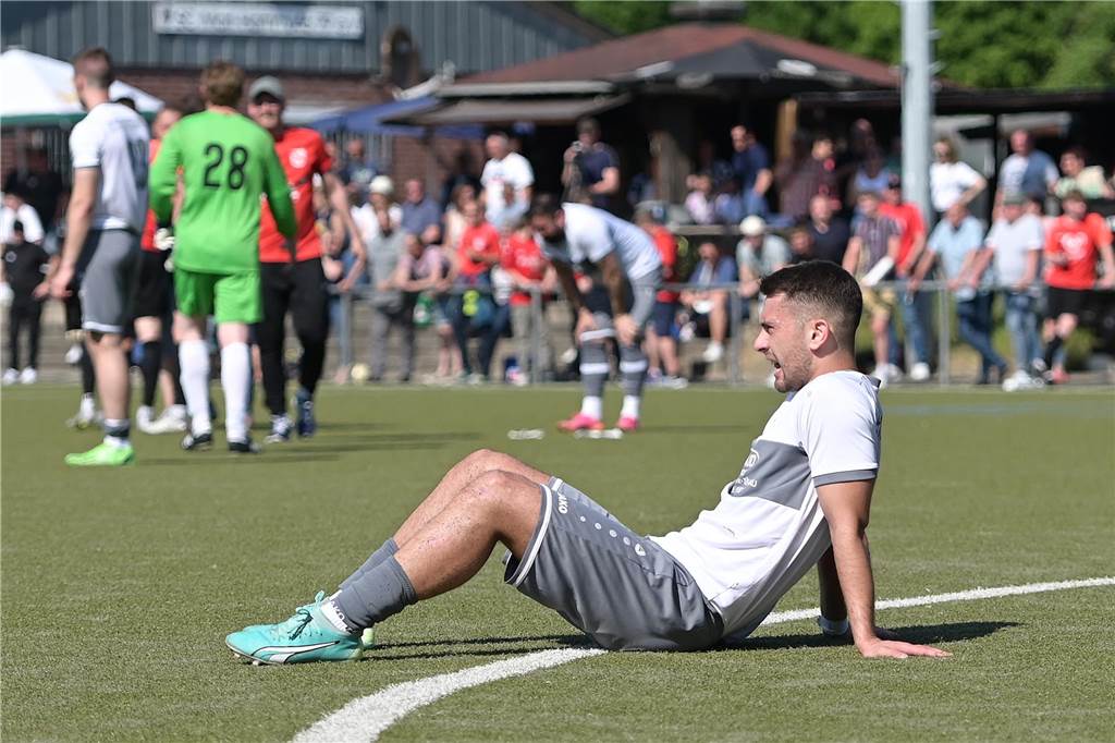 Jubel in der Honermannsiedlung - Tränen in Rapen Im Hintergrund wird gejubelt. Vorne kann es FC-Spieler Emirhan Catakli nicht fassen. Der FC 26 ist abgestiegen.