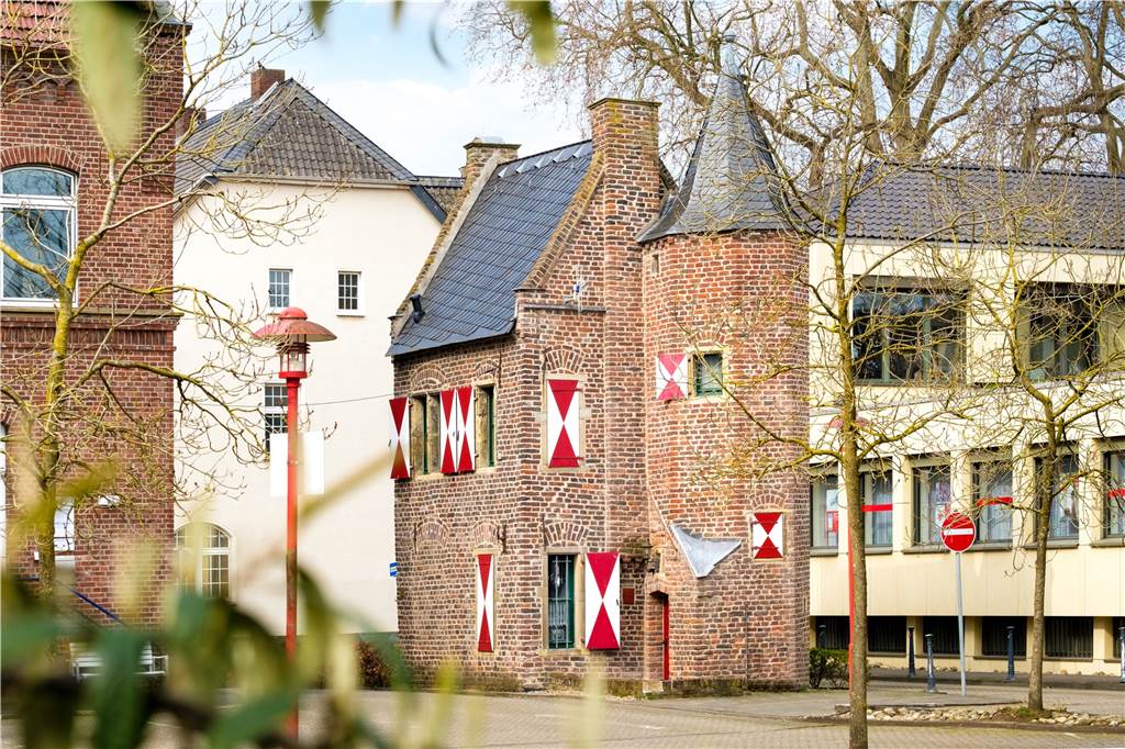 Xanten: Sandstrand mit Urlaubsflair vor den Toren der alten Römerstadt Im historischen Pesthäuschen verbirgt sich eine moderne Ferienwohnung.