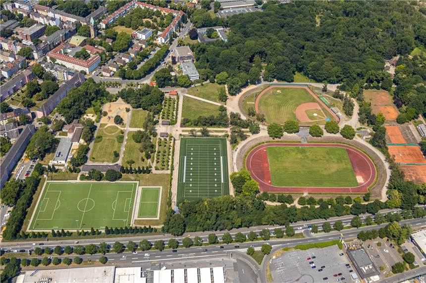Schüsse im Hoeschpark: Verletzte und Festnahmen - Polizei nennt Details Im Hoeschpark mit seinen verschiedenen Sportanlagen sind am Dienstag Schüsse gefallen.