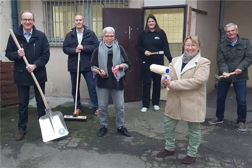 Schwerter Zahnärzte unterstützen Stadtparkszene mit einer großzügigen Spende Draußen, mit Abstand im Hof der Oase strahlende Gesichter (v.l.): Dr. Georg Schülke, Mick Bakker (beide Zahnärzte-Verein), Tim Frommeyer (Stadt Schwerte), Jutta Pentling, Jessica Cordes, Andrea Hosang und Ulrich Groth (alle VSI).