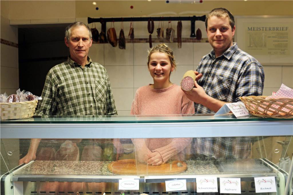 Thomas Storksberger (33) schlachtet noch selbst auf dem eigenen Hof Im Hofladen verkaufen Bernhard (l.) und Sohn Thomas Storksberger sowie Senada Saric das Fleisch.