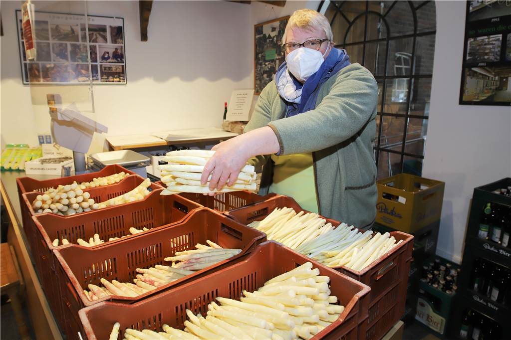 Premiere: Schulze Wethmar erntet das erste Mal Schnee-Spargel Im Hofladen wird der Spargel dann frisch vom Feld verkauft: Das Kilo kostete mit Stand von Donnerstag (7. April) zwischen 9,90 und 14,90 Euro.