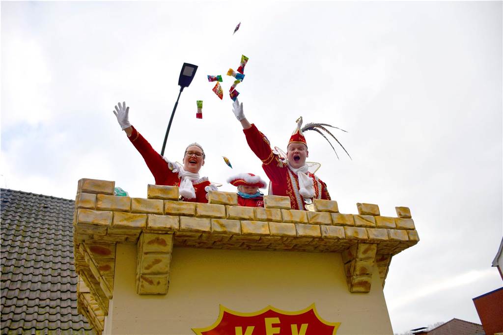 Tausende feiern in Südlohn friedlich Karneval: Narren lassen es krachen Prinz Steffen I. Könning und Prinzessin Kathrin I. Odenwald stehen oben auf dem Prinzenwagen und werfen Süßigkeiten in die Menge.