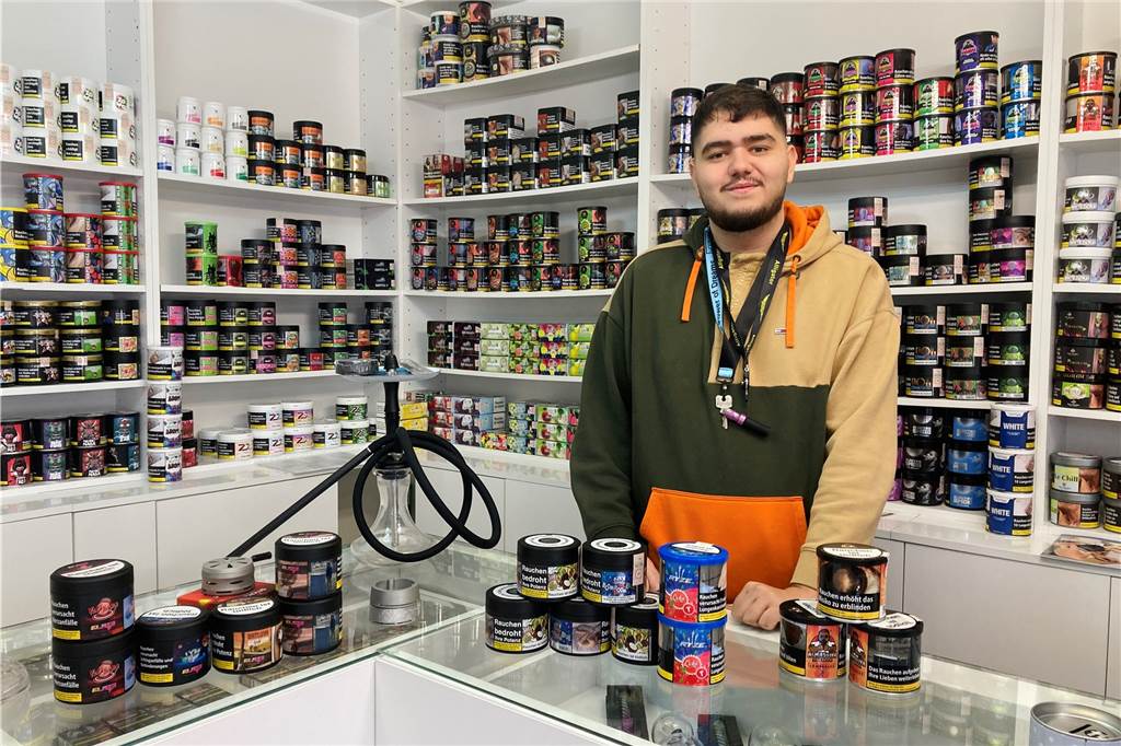 Neuer Laden in der Innenstadt: 20-Jähriger findet Marktlücke in Haltern Im Hookah Store am See verkauft Ervin Asani „alles rund um die Shisha“.