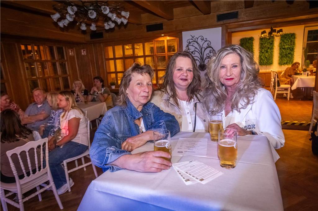 Menschen feiern beim Tanz in den Mai im Hopfen & Salz in Dortmund mit Musik und guter Stimmung.