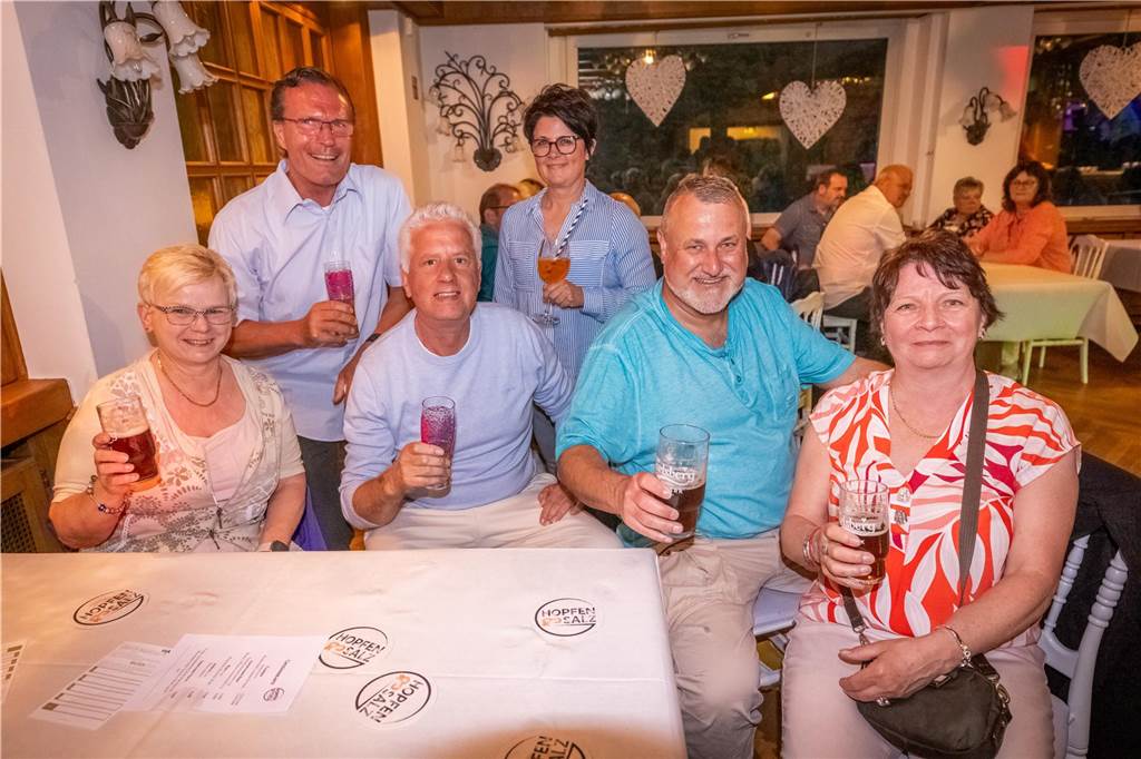 Menschen feiern beim Tanz in den Mai im Hopfen & Salz in Dortmund mit Musik und guter Stimmung.