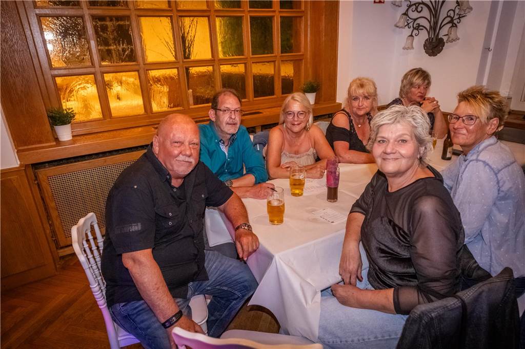 Menschen feiern beim Tanz in den Mai im Hopfen & Salz in Dortmund mit Musik und guter Stimmung.