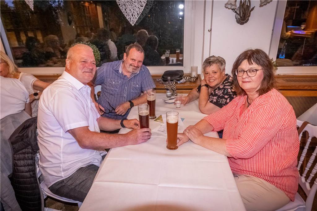 Menschen feiern beim Tanz in den Mai im Hopfen & Salz in Dortmund mit Musik und guter Stimmung.