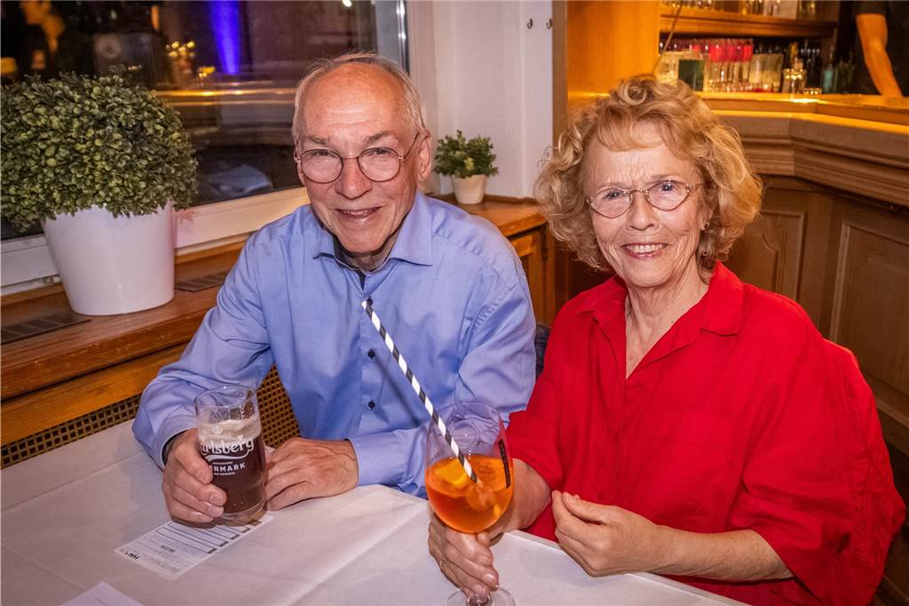 Menschen feiern beim Tanz in den Mai im Hopfen & Salz in Dortmund mit Musik und guter Stimmung.