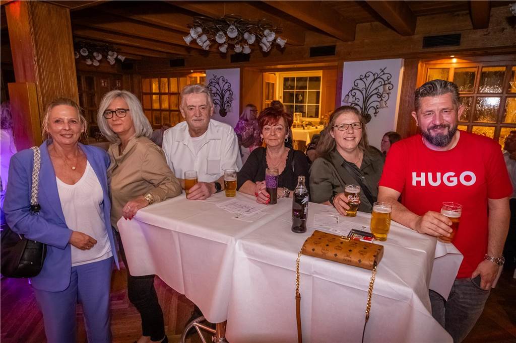 Menschen feiern beim Tanz in den Mai im Hopfen & Salz in Dortmund mit Musik und guter Stimmung.