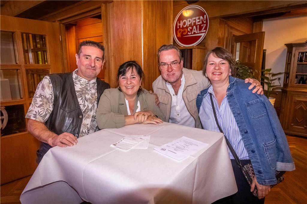 Menschen feiern beim Tanz in den Mai im Hopfen & Salz in Dortmund mit Musik und guter Stimmung.