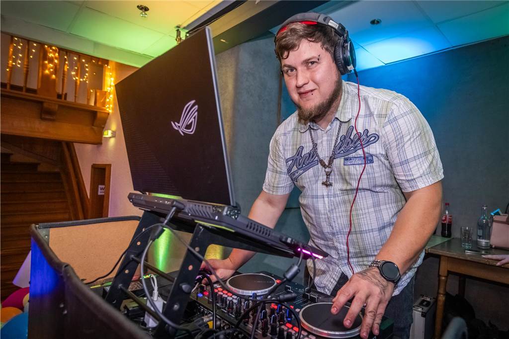 Menschen feiern beim Tanz in den Mai im Hopfen & Salz in Dortmund mit Musik und guter Stimmung.