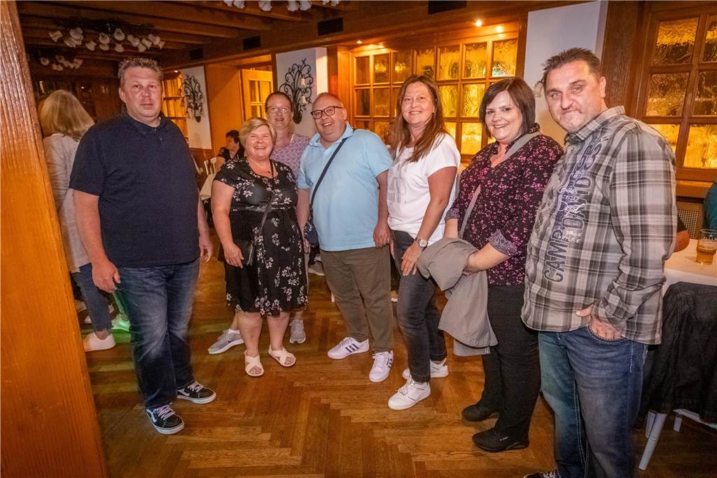 Menschen feiern beim Tanz in den Mai im Hopfen & Salz in Dortmund mit Musik und guter Stimmung.