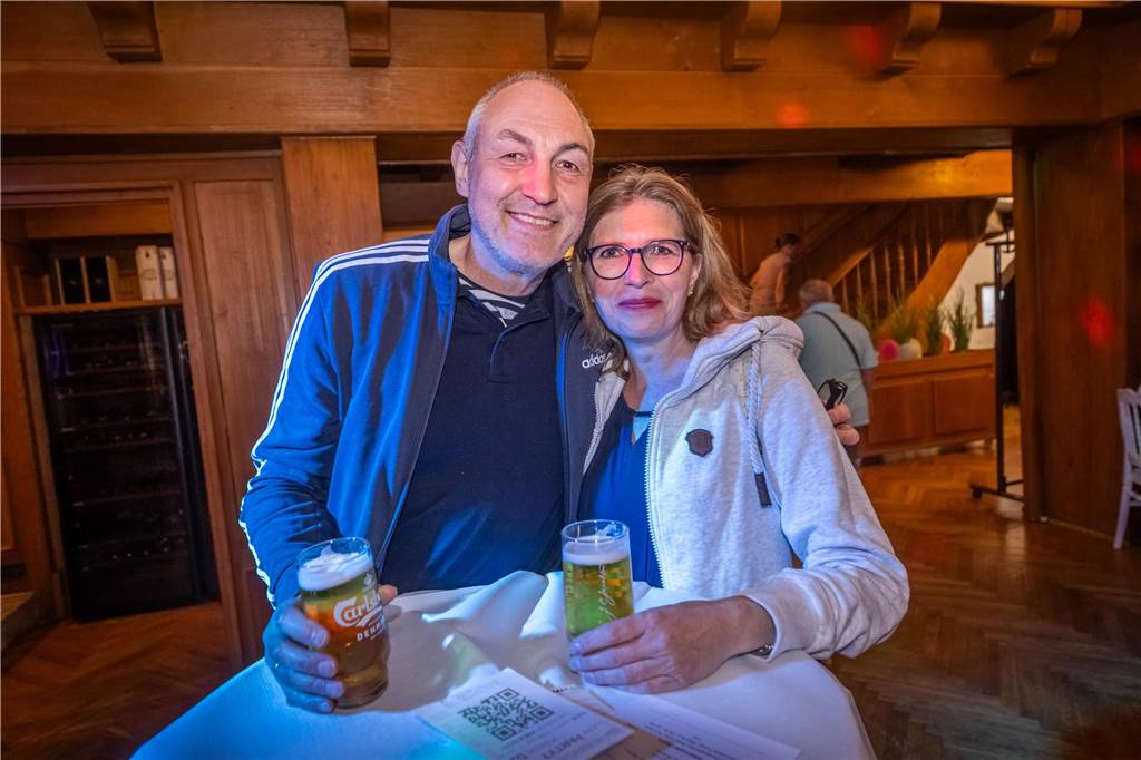 Menschen feiern beim Tanz in den Mai im Hopfen & Salz in Dortmund mit Musik und guter Stimmung.