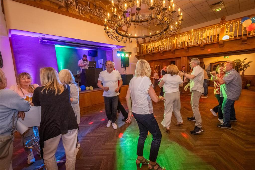 Menschen feiern beim Tanz in den Mai im Hopfen & Salz in Dortmund mit Musik und guter Stimmung.