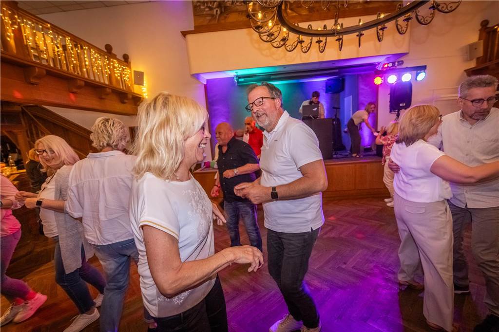 Menschen feiern beim Tanz in den Mai im Hopfen & Salz in Dortmund mit Musik und guter Stimmung.