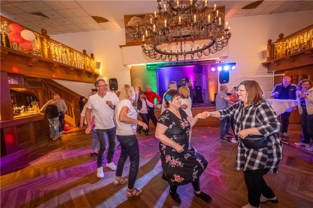 Menschen feiern beim Tanz in den Mai im Hopfen & Salz in Dortmund mit Musik und guter Stimmung.