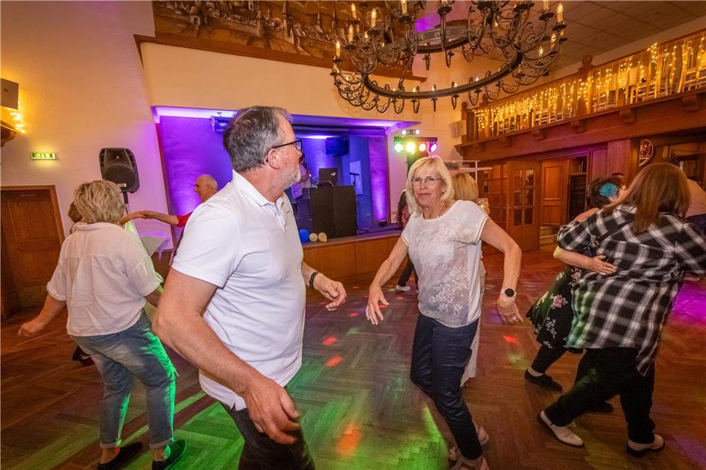 Menschen feiern beim Tanz in den Mai im Hopfen & Salz in Dortmund mit Musik und guter Stimmung.