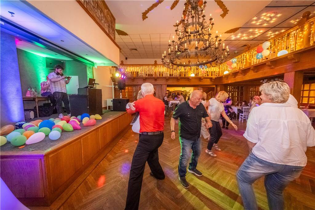 Menschen feiern beim Tanz in den Mai im Hopfen & Salz in Dortmund mit Musik und guter Stimmung.