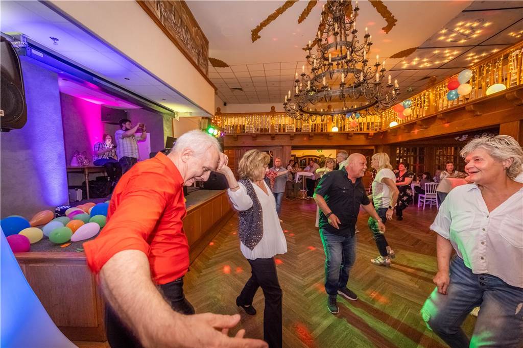 Menschen feiern beim Tanz in den Mai im Hopfen & Salz in Dortmund mit Musik und guter Stimmung.