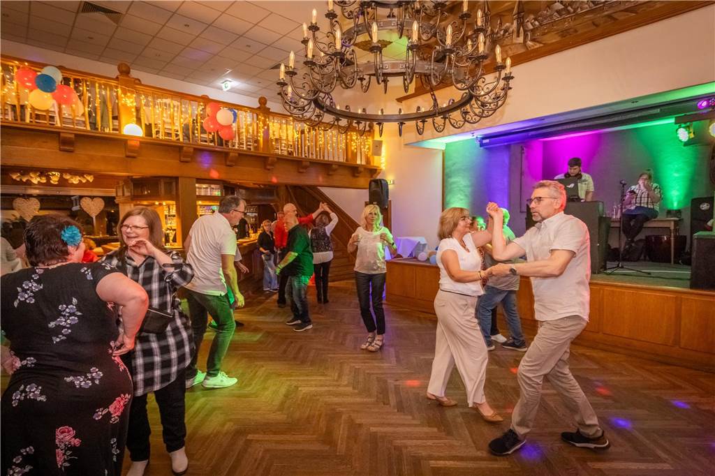Menschen feiern beim Tanz in den Mai im Hopfen & Salz in Dortmund mit Musik und guter Stimmung.