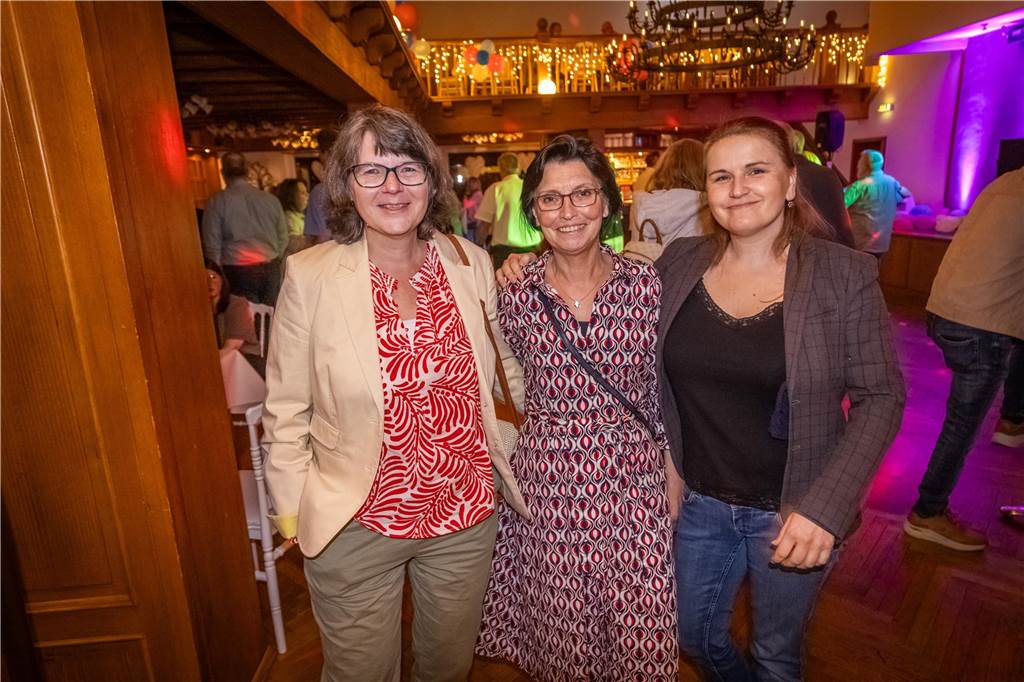 Menschen feiern beim Tanz in den Mai im Hopfen & Salz in Dortmund mit Musik und guter Stimmung.