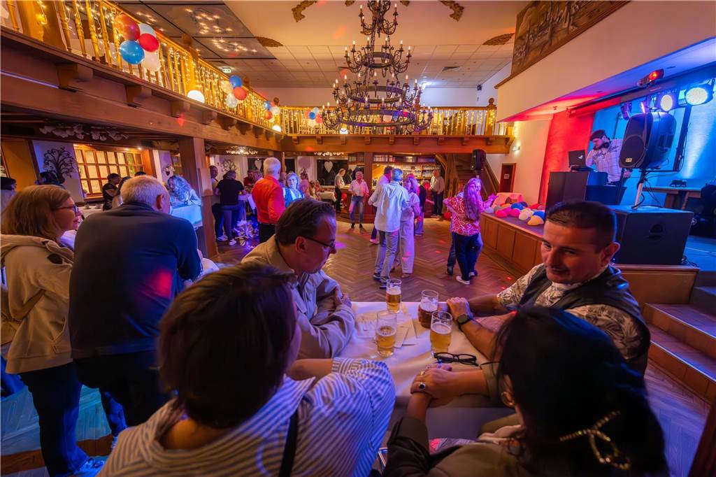 Menschen feiern beim Tanz in den Mai im Hopfen & Salz in Dortmund mit Musik und guter Stimmung.