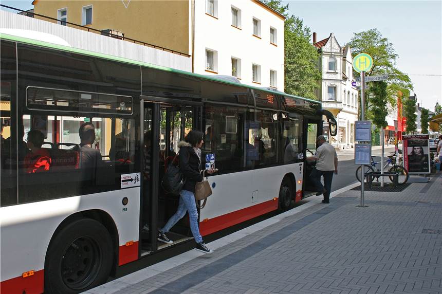 Weitere Bushaltestellen werden barrierefrei ausgebaut Im Idealfall steigen die Fahrgäste so gut wie ebenerdig aus dem Bus aus und es gibt Pflasterelemente in Form von Rippen- und Noppensteinen wie hier an der Bushaltestelle Lange Straße.