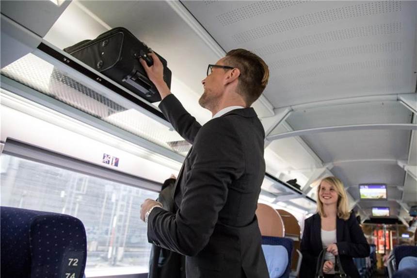 Wie Reisende bei Kofferdiebstahl im Zug richtig reagieren Im Idealfall verstauen Zugreisende ihr Gepäck über ihren Sitzen. So haben sie es immer im Blick. Foto: Christin Klose/dpa-tmn