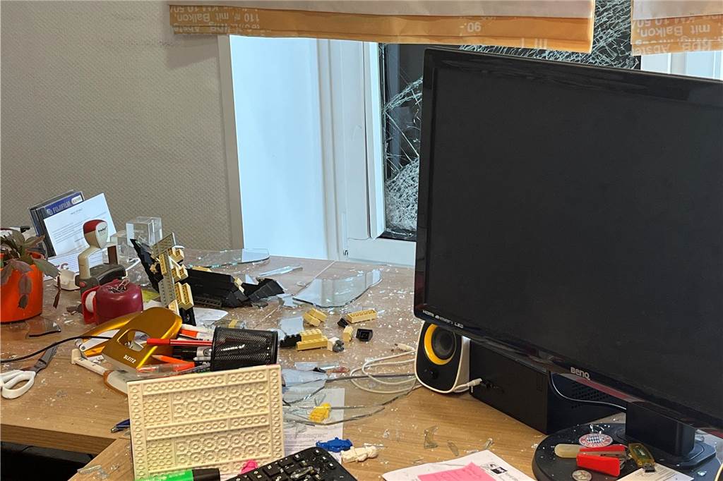 Nach Sprengung des Geldautomaten: Nachbarn Durcheinander im Büro nach der Automaten-Sprengung