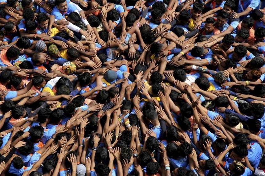 Junge Menschen blicken optimistischer in die Zukunft Im indischen Mumbai bilden Jugendliche während eines Hindu-Fests eine menschliche Pyramide. Foto: Rafiq Maqbool/AP