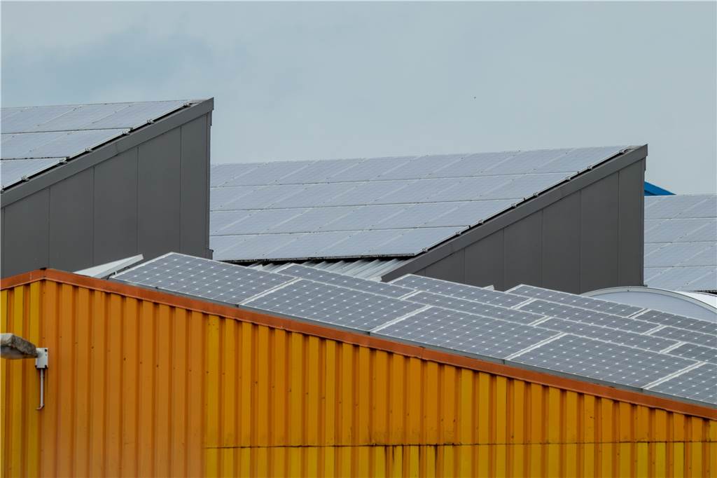 Firmen in Gaxel wollen Solaranlagen, Leitungen schaffen das aber nicht Im Industriegebiet Gaxel gibt es so viele Solaranlagen, dass die Leitungen der SVS nicht ausreichen für die Menge der produzierten Energie.