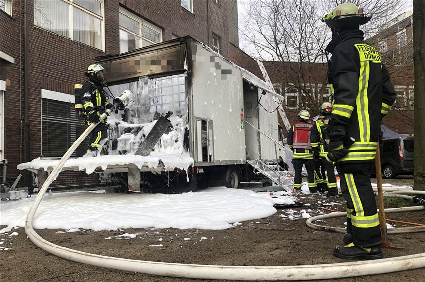 Brand während Tatort-Drehs sorgt für Feuerwehr-Großeinsatz an der Kinderklinik Im Innenhof der Dortmunder Kinderchirurgie hat ein technisches Fahrzeug einer TV-Produktionsfirma gebrannt. Offenbar hatte ein Dieselaggregat Feuer geraten.